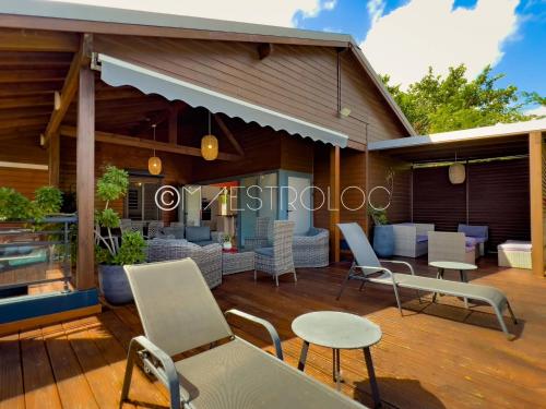 ลานเฉลียงหรือพื้นที่กลางแจ้งของ PROMO ! Villa bois & Prestige 3CH à 5 min de la plage des raisins clairs
