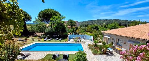 トレブにあるBel Hotel Restaurant la Gentilhommièreの庭にスイミングプールがある家