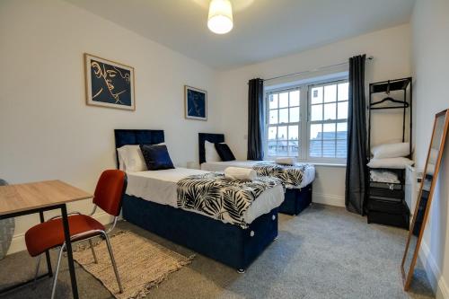 Postel nebo postele na pokoji v ubytování Spacious Two bedroom In Orrell with Free Parking