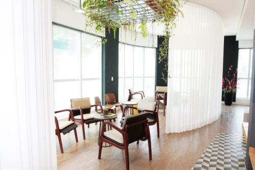 a room with tables and chairs and large windows at B&B HOTEL São José dos Campos in São José dos Campos