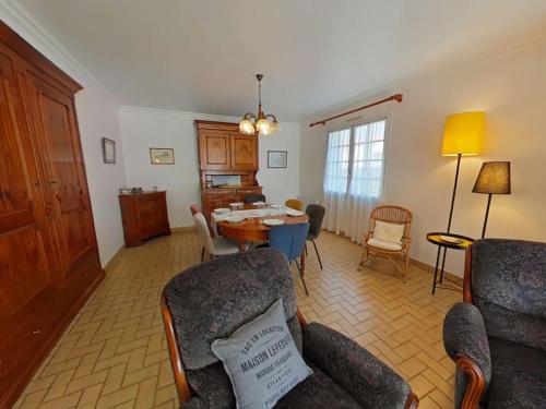 un salon avec une table et des chaises dans l'établissement Maison 4 pièces, 7 couchages, proche plage, jardin clos, wifi, calme - Saint-Gilles-Croix-de-Vie - FR-1-224-430, à Saint-Gilles-Croix-de-Vie