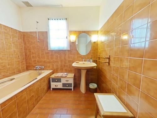 une salle de bain avec une baignoire et un lavabo et une baignoire dans l'établissement Maison 4 pièces, 7 couchages, proche plage, jardin clos, wifi, calme - Saint-Gilles-Croix-de-Vie - FR-1-224-430, à Saint-Gilles-Croix-de-Vie