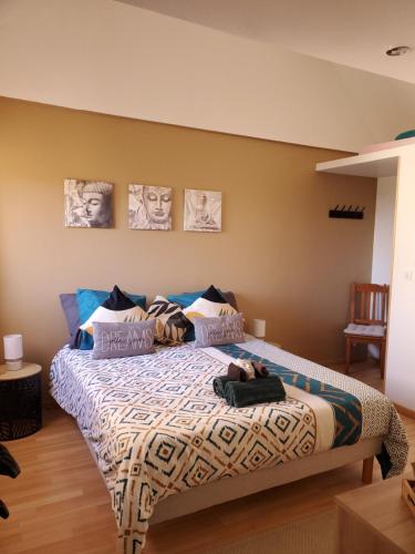 a bedroom with a large bed in a room at LE NAMASTE Charmante maisonnette climatisée de 45 m2 in Brasles