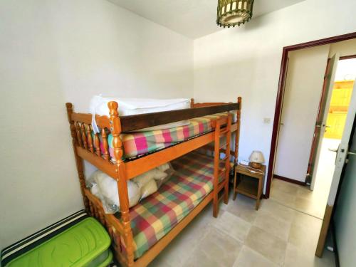 une chambre avec deux lits superposés dans une pièce dans l'établissement Villa Mitoyenne avec Terrasse, Piscine et Parking à Proximité de la Plage et du Centre - FR-1-607-27, au Cap d'Agde