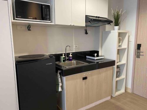 Kuchyň nebo kuchyňský kout v ubytování Condo unit near SM City Sta Rosa