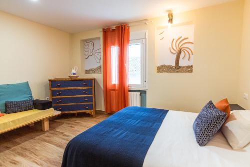 una camera da letto con un letto e una finestra di Escapada rural en Pontones, naturaleza y descanso en Rosa de los Vientos a Casas Carrasco
