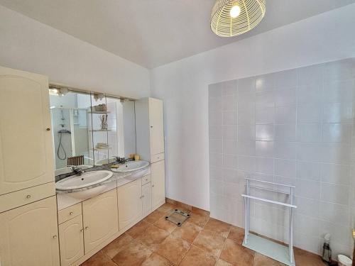 Koupelna v ubytování Villa "Regalu" vue mer Molini Porticcio