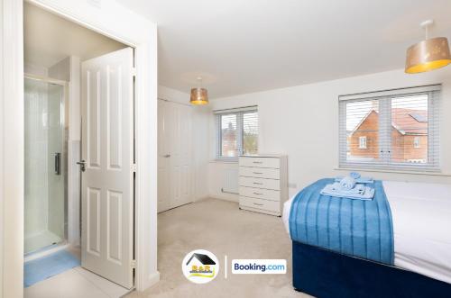 Postel nebo postele na pokoji v ubytování Duckett house, 3 Bedroom Detached House By B and R Serviced Accommodation Amesbury With Free Parking