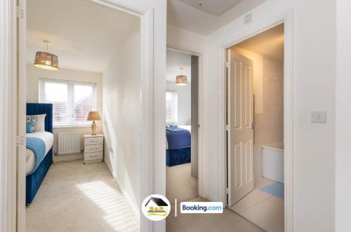 Postel nebo postele na pokoji v ubytování Duckett house, 3 Bedroom Detached House By B and R Serviced Accommodation Amesbury With Free Parking