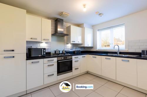 Kuchyň nebo kuchyňský kout v ubytování Duckett house, 3 Bedroom Detached House By B and R Serviced Accommodation Amesbury With Free Parking