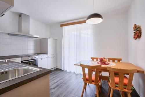 Apartmenthaus Haringerにあるキッチンまたは簡易キッチン