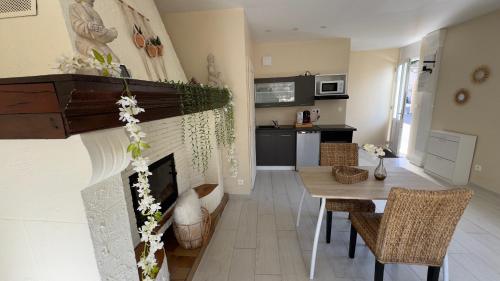 - un salon avec une cheminée et une table à manger dans l'établissement Bulle romantique privé avec Jaccuzi et Sauna, à Fontenoy