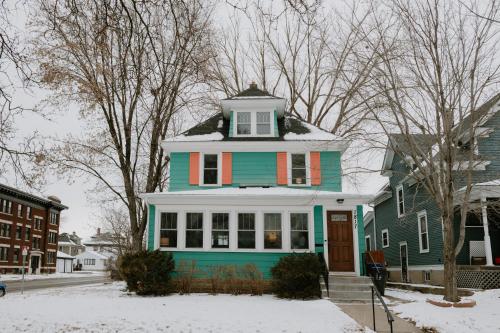 Fotografie z fotogalerie ubytování Family Friendly-Near Grand Ave-Hot Tub-King Beds v destinaci Saint Paul