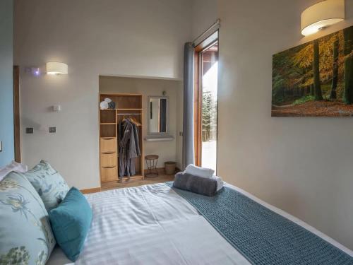 Postel nebo postele na pokoji v ubytování Ardgartan Argyll Cabins - Forest Holidays