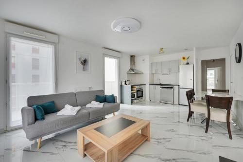 un salon avec un canapé et une table dans l'établissement Appartement Spacieux-Familial -Proche Paris -3BDR-8P, à Bagnolet