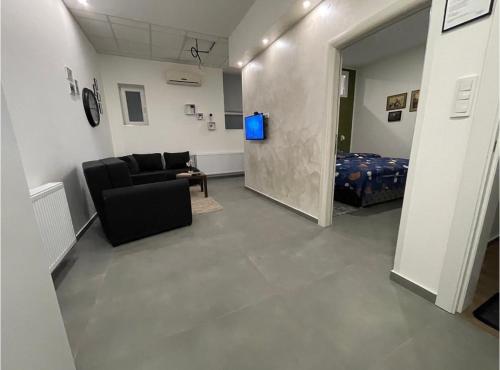 un soggiorno con divano e letto di TEPIĆ Garni Hotel a Temerin