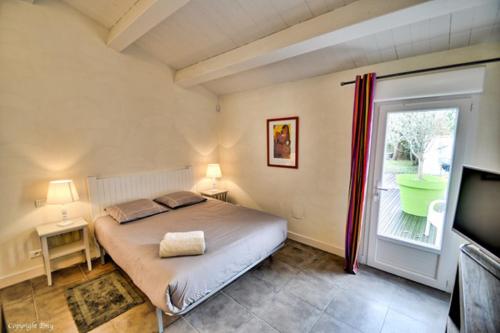 A bed or beds in a room at Villa de la Cible