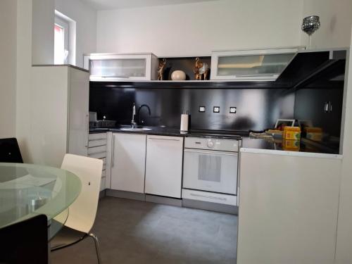 Η κουζίνα ή μικρή κουζίνα στο Apartmani Sweet Dream
