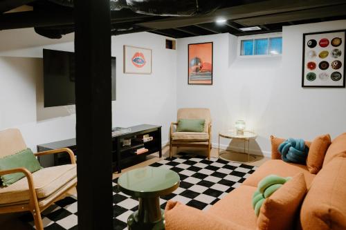 O zonă de relaxare la Family Friendly-Near Grand Ave-Hot Tub-King Beds