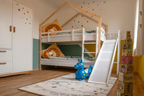 Katil atau katil-katil dalam bilik di Ferienhaus "Familytime" mit großem Garten