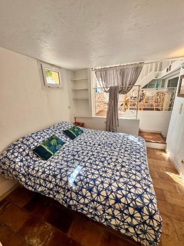 une chambre avec un lit dans une pièce avec une fenêtre dans l'établissement maison en duplex avec jardin, à Cagnes-sur-Mer