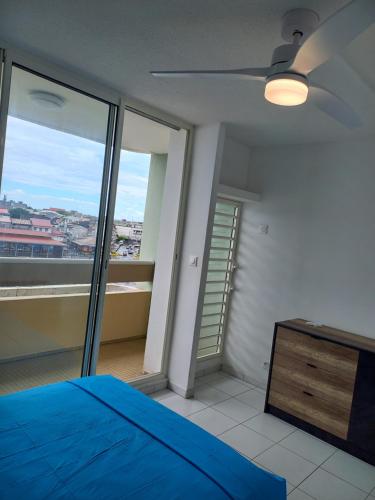 Postel nebo postele na pokoji v ubytování Pointe-à-Pitre chambre colocation vue mer