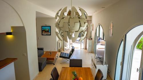 d'une salle à manger et d'un salon avec un lustre. dans l'établissement Superbe Villa-Appartement sur la Croisette avec grande terrasse, à Cannes