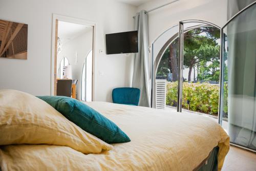 une chambre avec un lit avec une télévision au mur dans l'établissement Superbe Villa-Appartement sur la Croisette avec grande terrasse, à Cannes