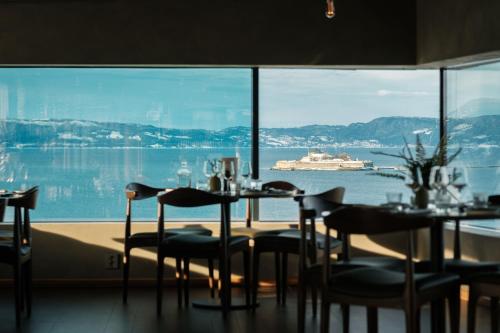 a dining room with a view of a cruise ship at Clarion Hotel Trondheim in Trondheim