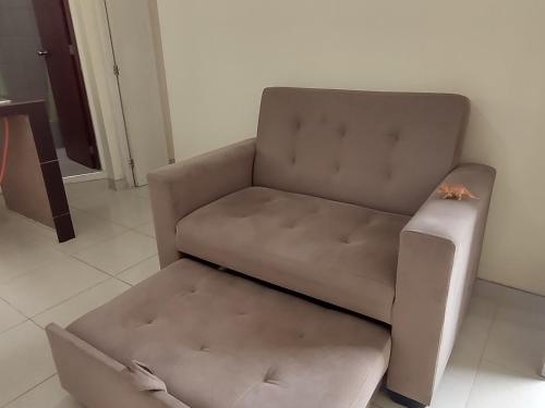 a brown chair and a stool in a room at LA CASA DE LA ABUELA in Barranca