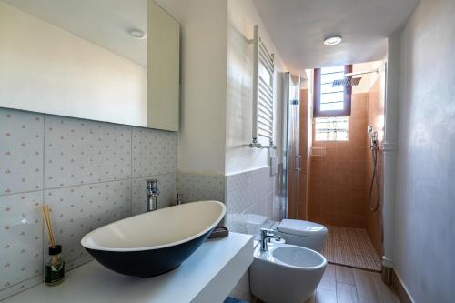 ローマにあるCenter Suite Garbatellaのバスルーム(大きなシンク、トイレ付)
