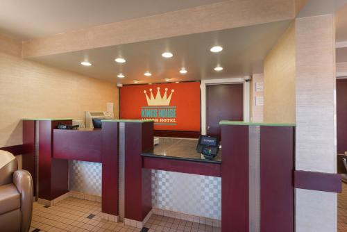 a kings nest restaurant with a crown sign on the wall at Kings House Motor Hotel in Flagstaff