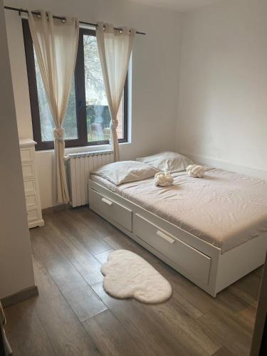 - une chambre avec un lit et 2 serviettes à l'étage dans l'établissement Villa Sorgues, à Sorgues