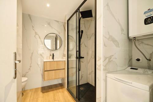 une salle de bain avec une douche, des toilettes et un lavabo dans l'établissement Charming apartment - 2BD 4P - Center of St Tropez, à Saint-Tropez