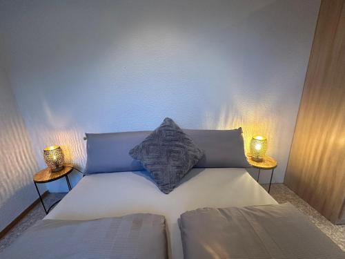 a bedroom with a bed with two lamps on two tables at Ferienhaus Löwenherz in Pommern