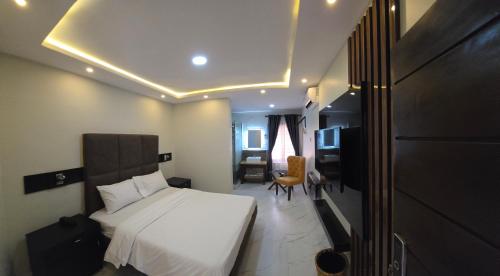 Postel nebo postele na pokoji v ubytování NEKST Hotel Ibadan