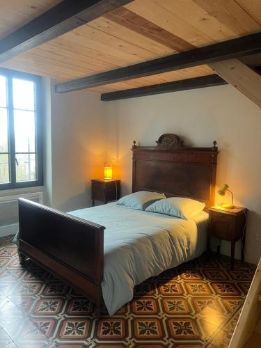 une chambre avec un grand lit avec une tête de lit en bois dans l'établissement Adorable maison vue mer proche monaco, à La Turbie