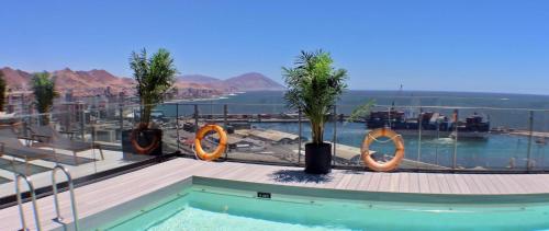 a swimming pool with a view of the water at HOM I Acogedor y Cómodo depto de 1Dorm Vista al Mar PNM 0114 in Antofagasta