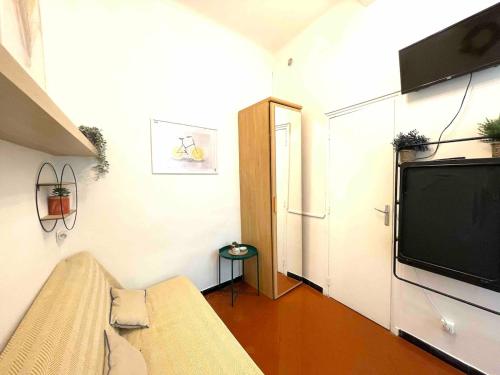 un salon avec une télévision et un canapé dans l'établissement Studette downtown Pertuis, à Pertuis