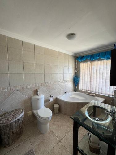 Bilik mandi di Beach House on the West Coast