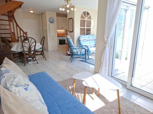 un salon avec un canapé et une table dans l'établissement St-Marc T3 face mer à 20m de la plage, à Saint-Nazaire