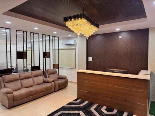 Un lugar para sentarse en Hotel Apex Inn Hyderabad Airport