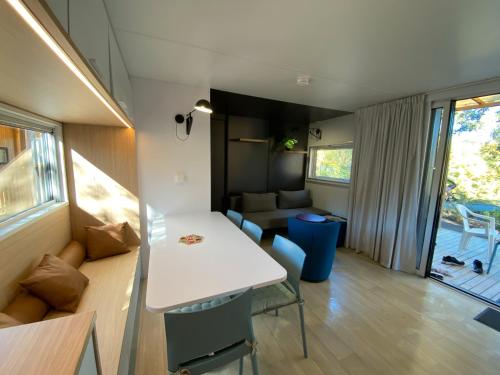 TV a/nebo společenská místnost v ubytování Mobil home La Civelle
