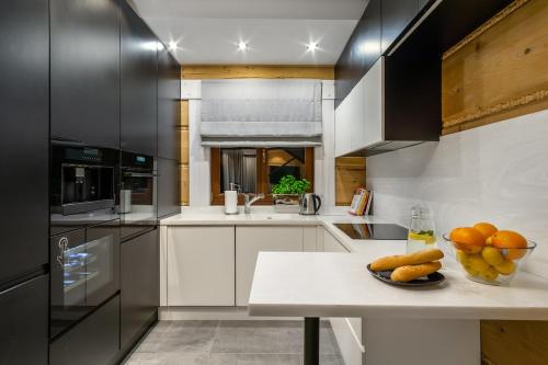 a kitchen with a bowl of fruit on a counter at Siedlisko przy Młynie in Cisze