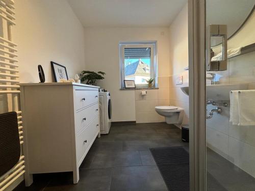 un bagno con lavandino e WC di bella casa Allgäu Apartments a Bad Wörishofen