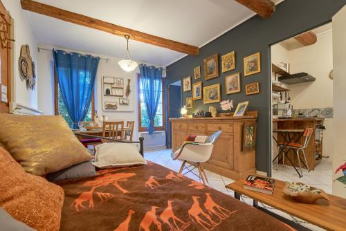 une chambre avec un lit, un bureau et des chaises dans l'établissement Mourillon - T2 avec terrasse à 100m de la plage, à Toulon