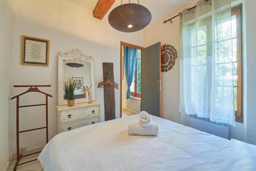 une chambre avec un lit, une commode et une fenêtre dans l'établissement Mourillon - T2 avec terrasse à 100m de la plage, à Toulon