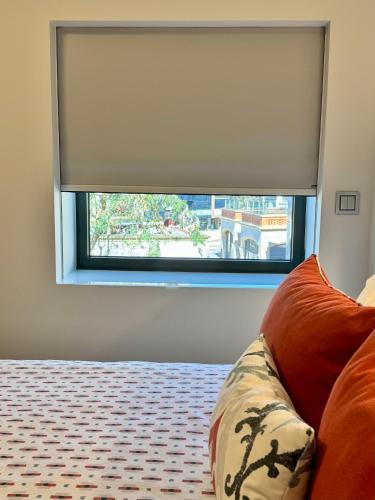 a window with a roller blind in a bedroom at RIACENTRUM - Smart Residence in Aveiro
