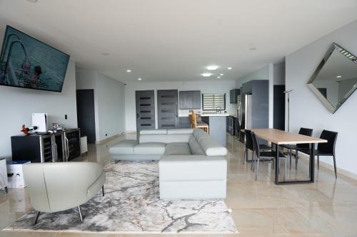 a living room with a couch and a table at La Parada House in Heredia