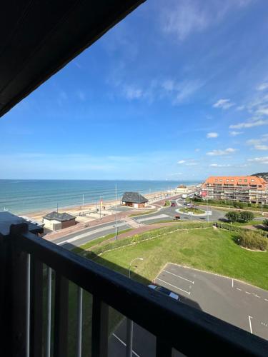 - un balcon offrant une vue sur l'océan dans l'établissement La Bulle Marine, à Villers-sur-Mer